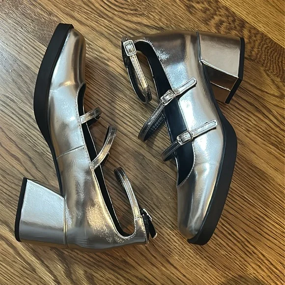 Beautiful Ladies Silver Mary Jane’s - Picture 5 of 8